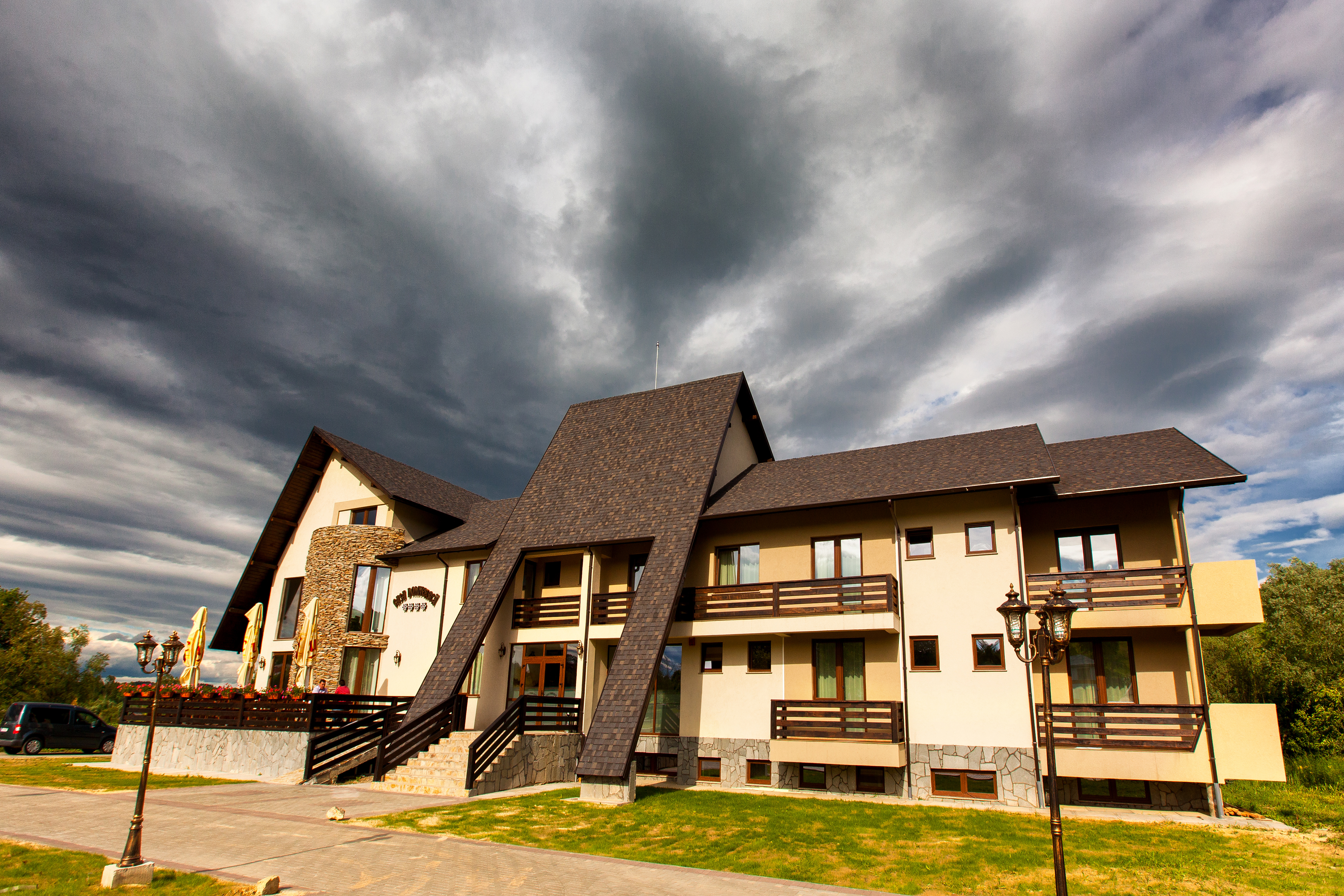 Tegole resistenti al vento e alla grandine: 5 vantaggi da conoscere